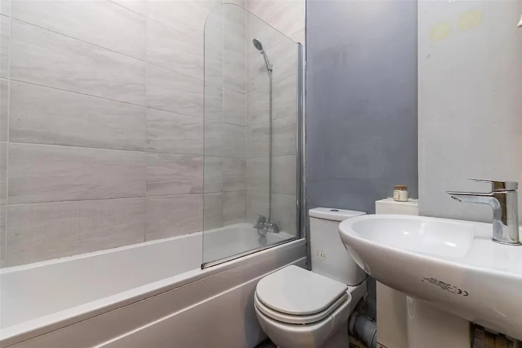 Modern Stylish Jesmond Apartment With Parking.